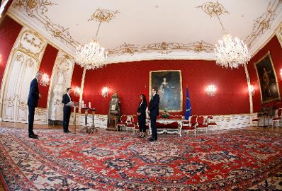 Am 9. Oktober 2018 wurden Ehrenzeichen an ehemalige Regierungsmitglieder &uuml;berreicht. Im Bild Bundesministerin a.D. Sophie Karmasin (2.v.r.) und Bundesminister a.D. Harald Mahrer (r.) mit Bundespr&auml;sident Alexander Van der Bellen (l.) und Bundeskanzler Sebastian Kurz (2.v.l.).