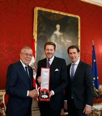 Am 9. Oktober 2018 wurden Ehrenzeichen an ehemalige Regierungsmitglieder &uuml;berreicht. Im Bild Bundesminister a.D. Harald Mahrer (m.) mit Bundespr&auml;sident Alexander Van der Bellen (l.) und Bundeskanzler Sebastian Kurz (r.).