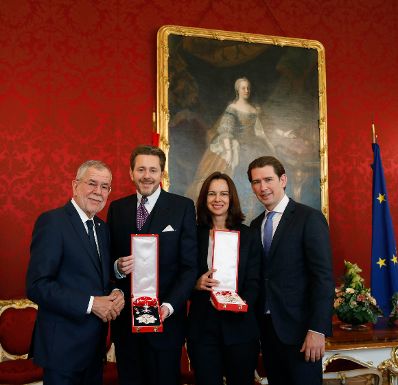 Am 9. Oktober 2018 wurden Ehrenzeichen an ehemalige Regierungsmitglieder &uuml;berreicht. Im Bild Bundesministerin a.D. Sophie Karmasin (2.v.r.) und Bundesminister a.D. Harald Mahrer (2.v.l.) mit Bundespr&auml;sident Alexander Van der Bellen (l.) und Bundeskanzler Sebastian Kurz (r.).