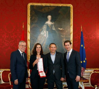 Am 9. Oktober 2018 wurden Ehrenzeichen an ehemalige Regierungsmitglieder &uuml;berreicht. Im Bild Bundesministerin a.D. Sophie Karmasin (2.v.l.) mit Bundespr&auml;sident Alexander Van der Bellen (l.) und Bundeskanzler Sebastian Kurz (r.).