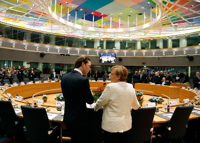Am 18. Oktober 2018 nahm Bundeskanzler Sebastian Kurz (l.) am Euro-Gipfel in Br&uuml;ssel teil. Im Bild mit der Bundeskanzlerin Deutschlands Angela Merkel (r.).