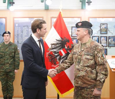 Am 6. November 2018 reiste Bundeskanzler Sebastian Kurz (l.) zu einem Arbeitsbesuch nach Pristina. Im Bild beim Besuch der Kosovo-Truppe KFOR (Kosovo Force) in Pristina.