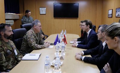 Am 6. November 2018 reiste Bundeskanzler Sebastian Kurz (3.v.r.) zu einem Arbeitsbesuch nach Pristina. Im Bild beim Besuch der Kosovo-Truppe KFOR (Kosovo Force) in Pristina.