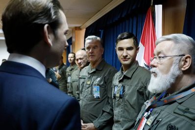 Am 6. November 2018 reiste Bundeskanzler Sebastian Kurz (l.) zu einem Arbeitsbesuch nach Pristina. Im Bild beim Besuch der Kosovo-Truppe KFOR (Kosovo Force) in Pristina.