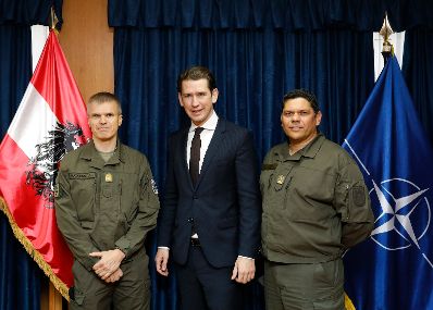 Am 6. November 2018 reiste Bundeskanzler Sebastian Kurz (m.) zu einem Arbeitsbesuch nach Pristina. Im Bild beim Besuch der Kosovo-Truppe KFOR (Kosovo Force) in Pristina.