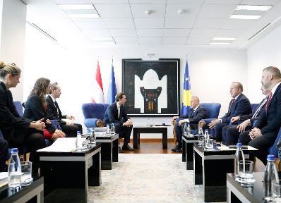 Am 6. November 2018 reiste Bundeskanzler Sebastian Kurz (m.l.) zu einem Arbeitsbesuch nach Pristina. Im Bild mit dem Premierminister der Republik Kosovo Ramush Haradinaj (m.r.).