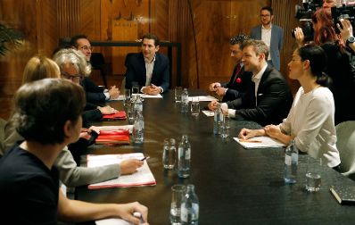 Am 13. November 2018 nahm Bundeskanzler Sebastian Kurz (m.) am Gipfel f&uuml;r Verantwortung im Netz und Gewaltpr&auml;vention teil. Im Bild mit Vizekanzler Heinz-Christian Strache (4.v.l.) und Bundesminister Gernot Bl&uuml;mel (2.v.r.).