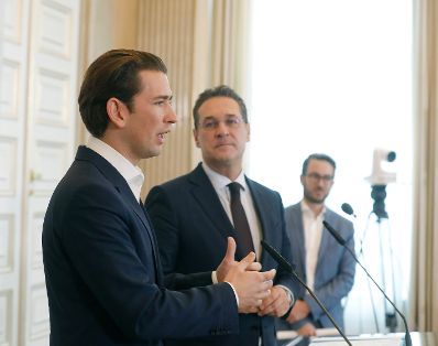 Bundeskanzler Sebastian Kurz (l.) und Vizekanzler Heinz-Christian Strache (m.) beim Pressestatement nach dem Gipfel f&uuml;r Verantwortung im Netz und Gewaltpr&auml;vention.