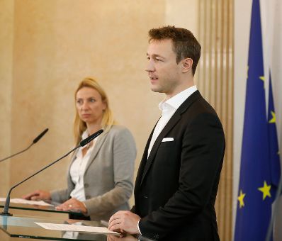 Bundesministerin Juliane Bogner-Strau&szlig; (l.) und Bundesminister Gernot Bl&uuml;mel (r.) beim Pressestatement nach dem Gipfel f&uuml;r Verantwortung im Netz und Gewaltpr&auml;vention.