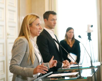 Bundesministerin Juliane Bogner-Strau&szlig; (l.) und Bundesminister Gernot Bl&uuml;mel (m.) beim Pressestatement nach dem Gipfel f&uuml;r Verantwortung im Netz und Gewaltpr&auml;vention.