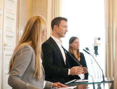 Bundesministerin Juliane Bogner-Strau&szlig; (l.) und Bundesminister Gernot Bl&uuml;mel (m.) beim Pressestatement nach dem Gipfel f&uuml;r Verantwortung im Netz und Gewaltpr&auml;vention.