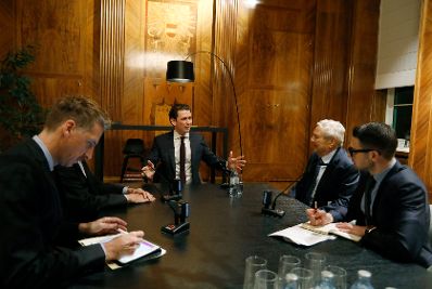 Am 18. November 2018 empfing Bundeskanzler Sebastian Kurz (m.) den Philanthropen George Soros (m.r.) zu einem Gespr&auml;ch.