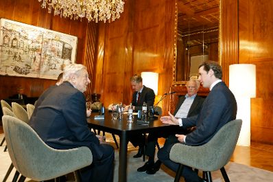 Am 18. November 2018 empfing Bundeskanzler Sebastian Kurz (r.) den Philanthropen George Soros (l.) zu einem Gespr&auml;ch.