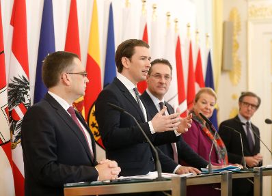 Bundeskanzler Sebastian Kurz (2.v.l.), Vizekanzler Heinz-Christian Strache (m.), Bundesministerin Beate Hartinger-Klein (2.v.r.), Regierungssprecher Peter Launsky-Tieffenthal (r.) und &Ouml;VP-Sozialsprecher August W&ouml;ginger (l.) beim Pressefoyer nach dem Ministerrat am 28. November 2018.