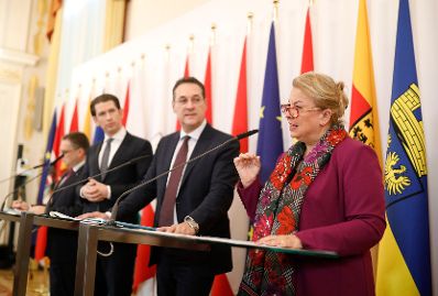 Bundeskanzler Sebastian Kurz (2.v.l.), Vizekanzler Heinz-Christian Strache (2.v.r.), Bundesministerin Beate Hartinger-Klein (r.) und &Ouml;VP-Sozialsprecher August W&ouml;ginger (l.) beim Pressefoyer nach dem Ministerrat am 28. November 2018.