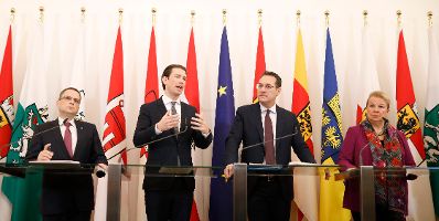 Bundeskanzler Sebastian Kurz (2.v.l.), Vizekanzler Heinz-Christian Strache (2.v.r.), Bundesministerin Beate Hartinger-Klein (r.) und &Ouml;VP-Sozialsprecher August W&ouml;ginger (l.) beim Pressefoyer nach dem Ministerrat am 28. November 2018.