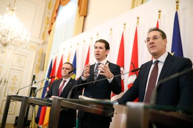Bundeskanzler Sebastian Kurz (m.), Vizekanzler Heinz-Christian Strache (r.) und &Ouml;VP-Sozialsprecher August W&ouml;ginger (l.) beim Pressefoyer nach dem Ministerrat am 28. November 2018.