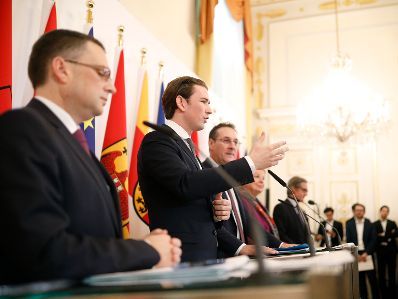 Bundeskanzler Sebastian Kurz (2.v.l.), Vizekanzler Heinz-Christian Strache (m.), Bundesministerin Beate Hartinger-Klein (2.v.r.), Regierungssprecher Peter Launsky-Tieffenthal (r.) und &Ouml;VP-Sozialsprecher August W&ouml;ginger (l.) beim Pressefoyer nach dem Ministerrat am 28. November 2018.