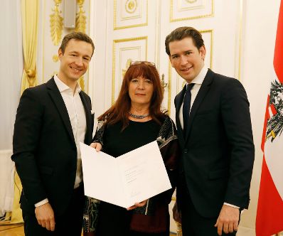 Am 3. Dezember 2018 bestellte der Bundeskanzler Vertreterinnen und Vertreter der Wirtschaft zu Mitgliedern der bei der Bundesanstalt &quot;Statistik &Ouml;sterreich&quot; eingerichteten Wirtschaftskurie. Damit haben sie das Recht, die Bezeichnung &quot;Kommerzialrat/Kommerzialr&auml;tin f&uuml;r die Statistik&quot; zu f&uuml;hren. Im Bild Bundeskanzler Sebastian Kurz (r.) und Bundesminister Gernot Bl&uuml;mel (l.).