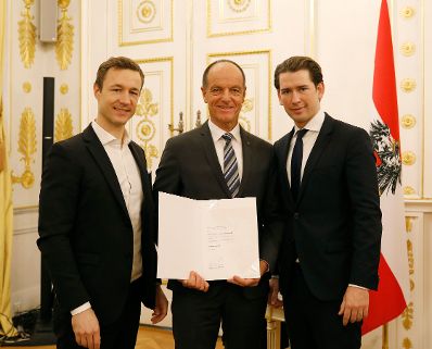 Am 3. Dezember 2018 bestellte der Bundeskanzler Vertreterinnen und Vertreter der Wirtschaft zu Mitgliedern der bei der Bundesanstalt &quot;Statistik &Ouml;sterreich&quot; eingerichteten Wirtschaftskurie. Damit haben sie das Recht, die Bezeichnung &quot;Kommerzialrat/Kommerzialr&auml;tin f&uuml;r die Statistik&quot; zu f&uuml;hren. Im Bild Bundeskanzler Sebastian Kurz (r.) und Bundesminister Gernot Bl&uuml;mel (l.).