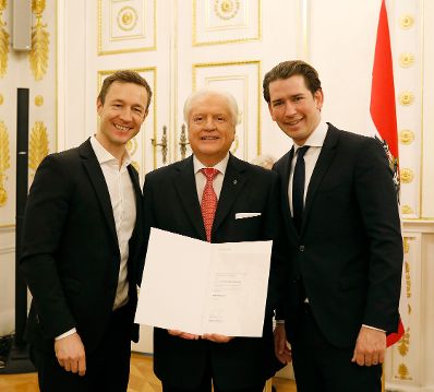 Am 3. Dezember 2018 bestellte der Bundeskanzler Vertreterinnen und Vertreter der Wirtschaft zu Mitgliedern der bei der Bundesanstalt &quot;Statistik &Ouml;sterreich&quot; eingerichteten Wirtschaftskurie. Damit haben sie das Recht, die Bezeichnung &quot;Kommerzialrat/Kommerzialr&auml;tin f&uuml;r die Statistik&quot; zu f&uuml;hren. Im Bild Bundeskanzler Sebastian Kurz (r.) und Bundesminister Gernot Bl&uuml;mel (l.).