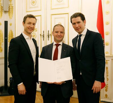 Am 3. Dezember 2018 bestellte der Bundeskanzler Vertreterinnen und Vertreter der Wirtschaft zu Mitgliedern der bei der Bundesanstalt &quot;Statistik &Ouml;sterreich&quot; eingerichteten Wirtschaftskurie. Damit haben sie das Recht, die Bezeichnung &quot;Kommerzialrat/Kommerzialr&auml;tin f&uuml;r die Statistik&quot; zu f&uuml;hren. Im Bild Bundeskanzler Sebastian Kurz (r.) und Bundesminister Gernot Bl&uuml;mel (l.).