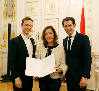 Am 3. Dezember 2018 bestellte der Bundeskanzler Vertreterinnen und Vertreter der Wirtschaft zu Mitgliedern der bei der Bundesanstalt &quot;Statistik &Ouml;sterreich&quot; eingerichteten Wirtschaftskurie. Damit haben sie das Recht, die Bezeichnung &quot;Kommerzialrat/Kommerzialr&auml;tin f&uuml;r die Statistik&quot; zu f&uuml;hren. Im Bild Bundeskanzler Sebastian Kurz (r.) und Bundesminister Gernot Bl&uuml;mel (l.).