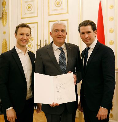 Am 3. Dezember 2018 bestellte der Bundeskanzler Vertreterinnen und Vertreter der Wirtschaft zu Mitgliedern der bei der Bundesanstalt &quot;Statistik &Ouml;sterreich&quot; eingerichteten Wirtschaftskurie. Damit haben sie das Recht, die Bezeichnung &quot;Kommerzialrat/Kommerzialr&auml;tin f&uuml;r die Statistik&quot; zu f&uuml;hren. Im Bild Bundeskanzler Sebastian Kurz (r.) und Bundesminister Gernot Bl&uuml;mel (l.).