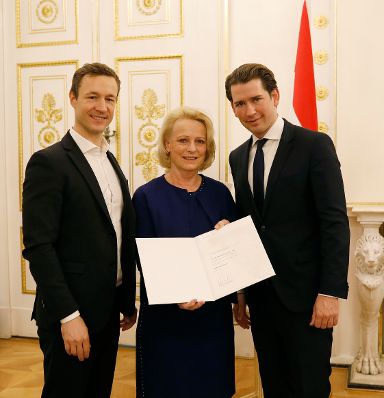 Am 3. Dezember 2018 bestellte der Bundeskanzler Vertreterinnen und Vertreter der Wirtschaft zu Mitgliedern der bei der Bundesanstalt &quot;Statistik &Ouml;sterreich&quot; eingerichteten Wirtschaftskurie. Damit haben sie das Recht, die Bezeichnung &quot;Kommerzialrat/Kommerzialr&auml;tin f&uuml;r die Statistik&quot; zu f&uuml;hren. Im Bild Bundeskanzler Sebastian Kurz (r.) und Bundesminister Gernot Bl&uuml;mel (l.).