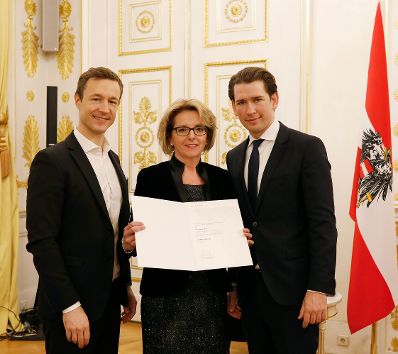 Am 3. Dezember 2018 bestellte der Bundeskanzler Vertreterinnen und Vertreter der Wirtschaft zu Mitgliedern der bei der Bundesanstalt &quot;Statistik &Ouml;sterreich&quot; eingerichteten Wirtschaftskurie. Damit haben sie das Recht, die Bezeichnung &quot;Kommerzialrat/Kommerzialr&auml;tin f&uuml;r die Statistik&quot; zu f&uuml;hren. Im Bild Bundeskanzler Sebastian Kurz (r.) und Bundesminister Gernot Bl&uuml;mel (l.).