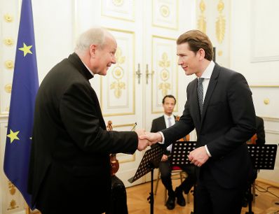 Am 4. Dezember 2018 empfingen Bundeskanzler Sebastian Kurz (r.) und Bundesminister Gernot Bl&uuml;mel Vertreter christlicher Religionen im Bundeskanzleramt. Im Bild mit dem Erzbischof von Wien Kardinal Christoph Sch&ouml;nborn (l.).