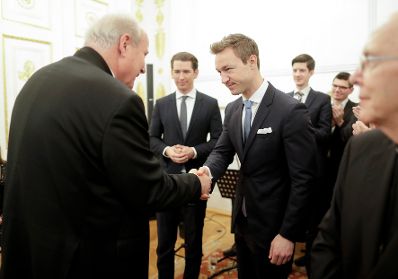 Am 4. Dezember 2018 empfingen Bundeskanzler Sebastian Kurz (m.) und Bundesminister Gernot Bl&uuml;mel (r.) Vertreter christlicher Religionen im Bundeskanzleramt. Im Bild mit dem Erzbischof von Wien Kardinal Christoph Sch&ouml;nborn (l.).