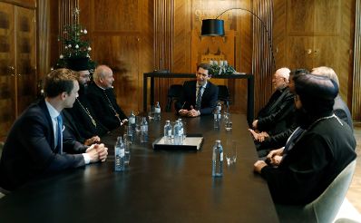 Am 4. Dezember 2018 empfingen Bundeskanzler Sebastian Kurz (m.) und Bundesminister Gernot Bl&uuml;mel (l.) Vertreter christlicher Religionen im Bundeskanzleramt.