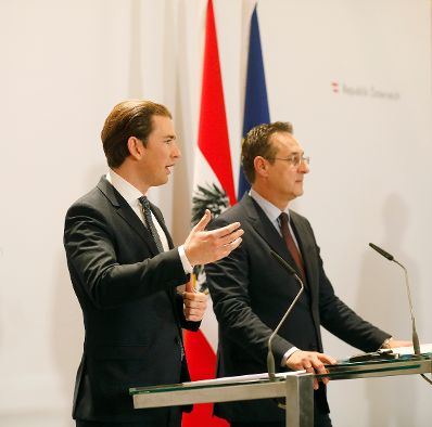 Am 4. Dezember 2018 luden Bundeskanzler Sebastian Kurz (l.) und Vizekanzler Heinz-Christian Strache (r.) zur Pressekonferenz zu &bdquo;Ein Jahr Bundesregierung&ldquo; in die Wiener Hofburg.