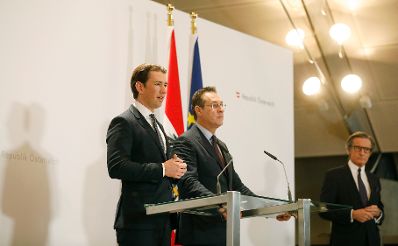 Am 4. Dezember 2018 luden Bundeskanzler Sebastian Kurz (l.) und Vizekanzler Heinz-Christian Strache (m.) zur Pressekonferenz zu &bdquo;Ein Jahr Bundesregierung&ldquo; in die Wiener Hofburg. Im Bild mit Regierungssprecher Peter Launsky-Tieffenthal (r.).