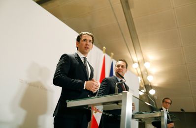 Am 4. Dezember 2018 luden Bundeskanzler Sebastian Kurz (l.) und Vizekanzler Heinz-Christian Strache (m.) zur Pressekonferenz zu &bdquo;Ein Jahr Bundesregierung&ldquo; in die Wiener Hofburg. Im Bild mit Regierungssprecher Peter Launsky-Tieffenthal (r.).