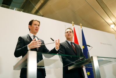 Am 4. Dezember 2018 luden Bundeskanzler Sebastian Kurz (l.) und Vizekanzler Heinz-Christian Strache (r.) zur Pressekonferenz zu &bdquo;Ein Jahr Bundesregierung&ldquo; in die Wiener Hofburg.