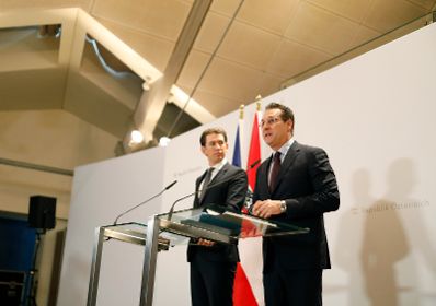 Am 4. Dezember 2018 luden Bundeskanzler Sebastian Kurz (l.) und Vizekanzler Heinz-Christian Strache (r.) zur Pressekonferenz zu &bdquo;Ein Jahr Bundesregierung&ldquo; in die Wiener Hofburg.
