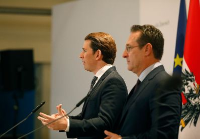 Am 4. Dezember 2018 luden Bundeskanzler Sebastian Kurz (l.) und Vizekanzler Heinz-Christian Strache (r.) zur Pressekonferenz zu &bdquo;Ein Jahr Bundesregierung&ldquo; in die Wiener Hofburg.
