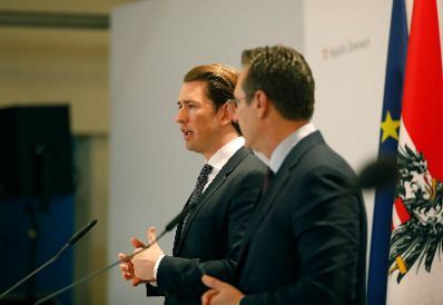 Am 4. Dezember 2018 luden Bundeskanzler Sebastian Kurz (l.) und Vizekanzler Heinz-Christian Strache (r.) zur Pressekonferenz zu &bdquo;Ein Jahr Bundesregierung&ldquo; in die Wiener Hofburg.