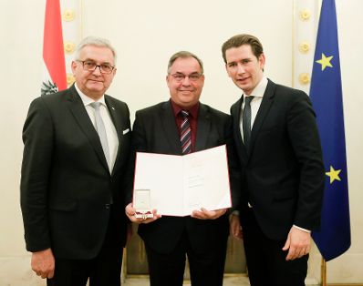 Am 5. Dezember 2018 verlieh Bundeskanzler Sebastian Kurz das Bundes-Ehrenzeichen an Personen, die durch ehrenamtliche, unentgeltliche Leistungen im Rahmen von Freiwilligen-Organisationen und Freiwilligen-Initiativen auf Gebieten, die Bundessache betreffen, Verdienste erbracht haben. Im Bild Bundeskanzler Sebastian Kurz (r.).