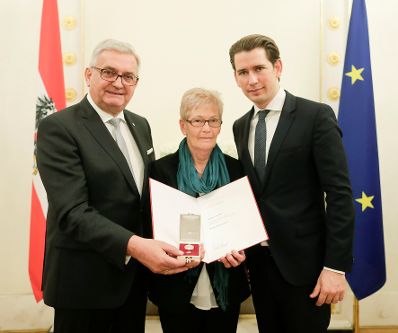 Am 5. Dezember 2018 verlieh Bundeskanzler Sebastian Kurz das Bundes-Ehrenzeichen an Personen, die durch ehrenamtliche, unentgeltliche Leistungen im Rahmen von Freiwilligen-Organisationen und Freiwilligen-Initiativen auf Gebieten, die Bundessache betreffen, Verdienste erbracht haben. Im Bild Bundeskanzler Sebastian Kurz (r.).