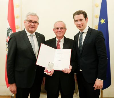 Am 5. Dezember 2018 verlieh Bundeskanzler Sebastian Kurz das Bundes-Ehrenzeichen an Personen, die durch ehrenamtliche, unentgeltliche Leistungen im Rahmen von Freiwilligen-Organisationen und Freiwilligen-Initiativen auf Gebieten, die Bundessache betreffen, Verdienste erbracht haben. Im Bild Bundeskanzler Sebastian Kurz (r.).