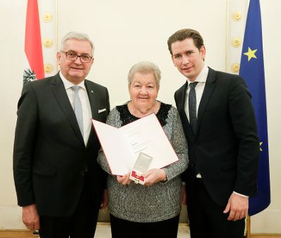 Am 5. Dezember 2018 verlieh Bundeskanzler Sebastian Kurz das Bundes-Ehrenzeichen an Personen, die durch ehrenamtliche, unentgeltliche Leistungen im Rahmen von Freiwilligen-Organisationen und Freiwilligen-Initiativen auf Gebieten, die Bundessache betreffen, Verdienste erbracht haben. Im Bild Bundeskanzler Sebastian Kurz (r.).