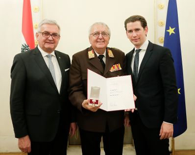 Am 5. Dezember 2018 verlieh Bundeskanzler Sebastian Kurz das Bundes-Ehrenzeichen an Personen, die durch ehrenamtliche, unentgeltliche Leistungen im Rahmen von Freiwilligen-Organisationen und Freiwilligen-Initiativen auf Gebieten, die Bundessache betreffen, Verdienste erbracht haben. Im Bild Bundeskanzler Sebastian Kurz (r.).