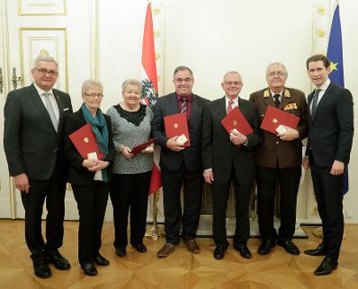 Am 5. Dezember 2018 verlieh Bundeskanzler Sebastian Kurz das Bundes-Ehrenzeichen an Personen, die durch ehrenamtliche, unentgeltliche Leistungen im Rahmen von Freiwilligen-Organisationen und Freiwilligen-Initiativen auf Gebieten, die Bundessache betreffen, Verdienste erbracht haben. Im Bild Bundeskanzler Sebastian Kurz (r.).