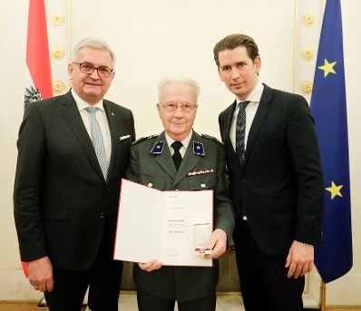 Am 5. Dezember 2018 verlieh Bundeskanzler Sebastian Kurz das Bundes-Ehrenzeichen an Personen, die durch ehrenamtliche, unentgeltliche Leistungen im Rahmen von Freiwilligen-Organisationen und Freiwilligen-Initiativen auf Gebieten, die Bundessache betreffen, Verdienste erbracht haben. Im Bild Bundeskanzler Sebastian Kurz (r.).