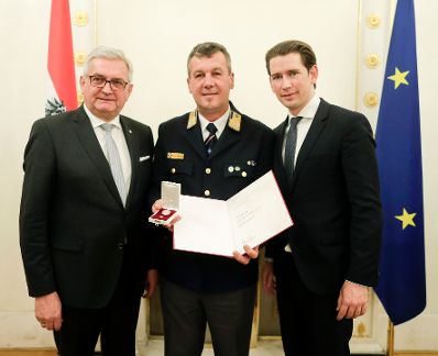 Am 5. Dezember 2018 verlieh Bundeskanzler Sebastian Kurz das Bundes-Ehrenzeichen an Personen, die durch ehrenamtliche, unentgeltliche Leistungen im Rahmen von Freiwilligen-Organisationen und Freiwilligen-Initiativen auf Gebieten, die Bundessache betreffen, Verdienste erbracht haben. Im Bild Bundeskanzler Sebastian Kurz (r.).