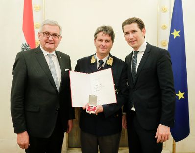 Am 5. Dezember 2018 verlieh Bundeskanzler Sebastian Kurz das Bundes-Ehrenzeichen an Personen, die durch ehrenamtliche, unentgeltliche Leistungen im Rahmen von Freiwilligen-Organisationen und Freiwilligen-Initiativen auf Gebieten, die Bundessache betreffen, Verdienste erbracht haben. Im Bild Bundeskanzler Sebastian Kurz (r.).