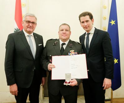 Am 5. Dezember 2018 verlieh Bundeskanzler Sebastian Kurz das Bundes-Ehrenzeichen an Personen, die durch ehrenamtliche, unentgeltliche Leistungen im Rahmen von Freiwilligen-Organisationen und Freiwilligen-Initiativen auf Gebieten, die Bundessache betreffen, Verdienste erbracht haben. Im Bild Bundeskanzler Sebastian Kurz (r.).